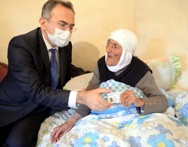 Ardahan'ın "Gülbeyaz ninesi" 108 yaşında çipli kimliğini aldı
