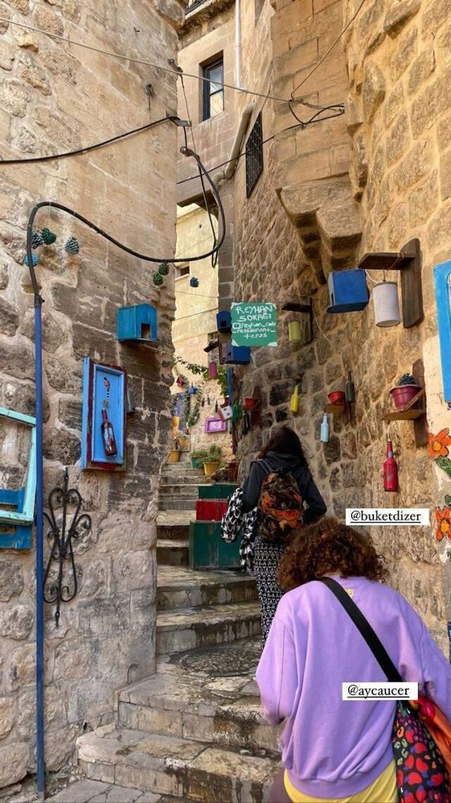 Başak Dizer ve Kıvanç Tatlıtuğ, el ele Mardin'i gezdi