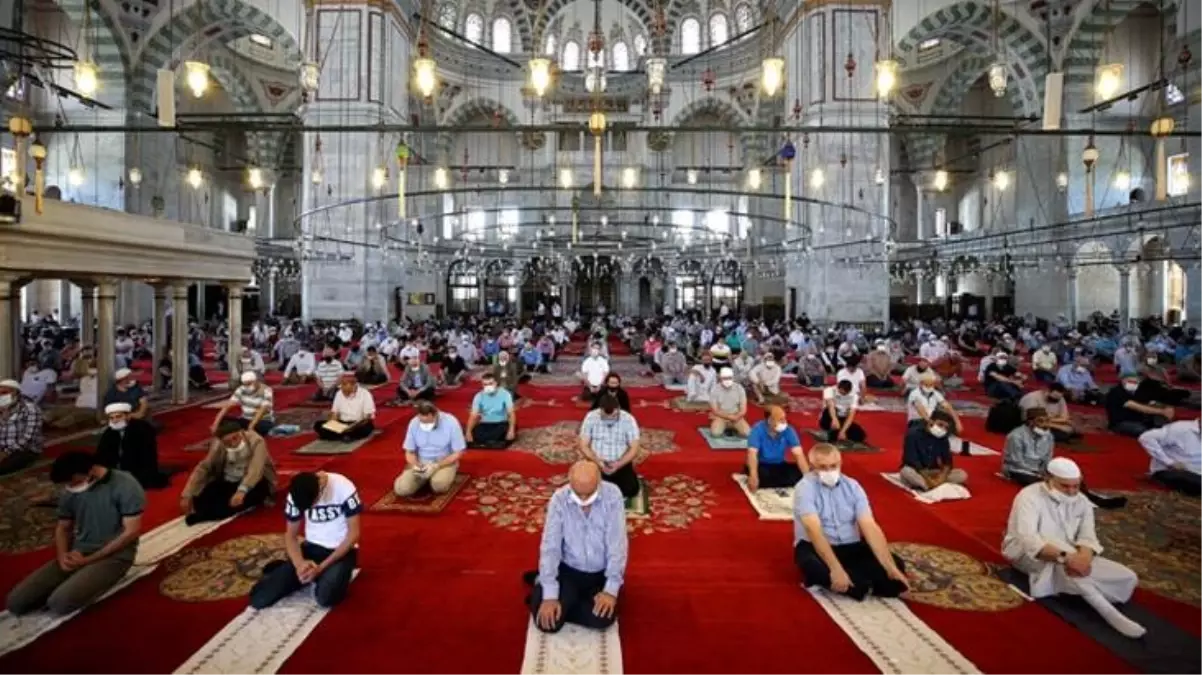 Diyanet'ten 81 ile genelge! Cemaatlerdeki mesafe kuralları kaldırıldı, normal saf düzenine geçiliyor