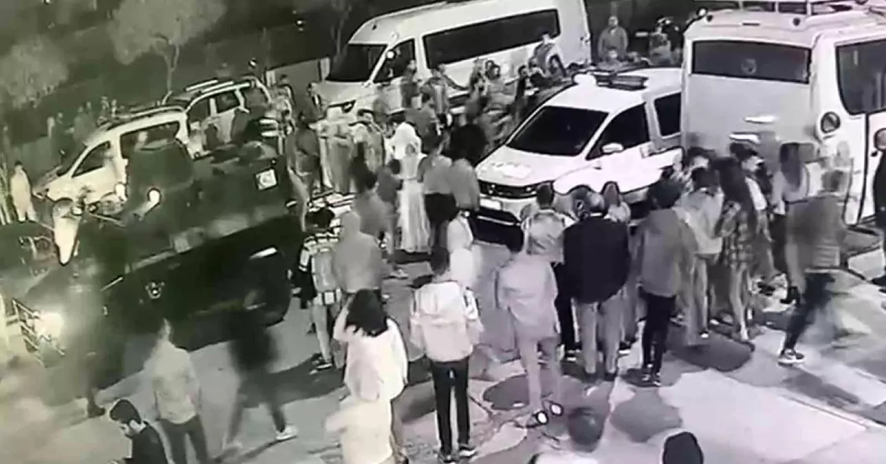 Düğünü yarıda kesen kavga! İki grup birbirine girdi, polis ekipleri biber gazı ile müdahale etti