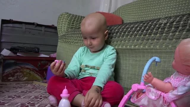 Kanser hastası küçük Ebrar'ın uygunlaşması için ailesi tüm imkanlarını seferber etti