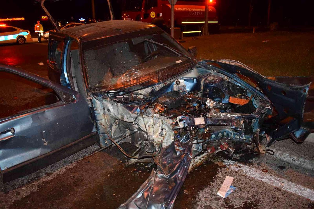 Malatya'da tır otomobili biçti: 1'i ağır 3 yaralı