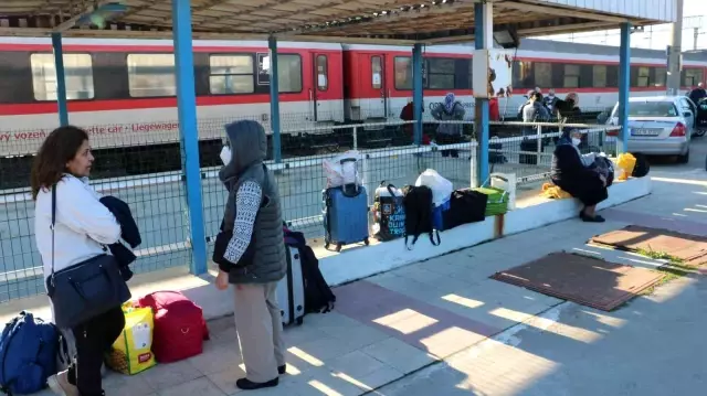 Yaz tatili sona eren gurbetçiler geri dönüş için arabalı treni tercih ediyor