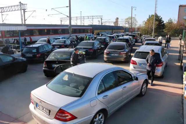 Yaz tatili sona eren gurbetçiler geri dönüş için arabalı treni tercih ediyor