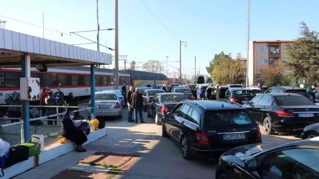 Yaz tatili sona eren gurbetçiler geri dönüş için arabalı treni tercih ediyor