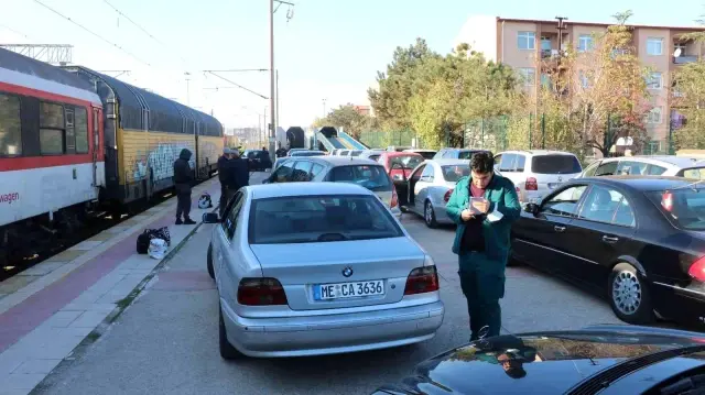 Yaz tatili sona eren gurbetçiler geri dönüş için arabalı treni tercih ediyor