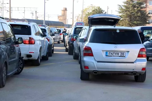 Yaz tatili sona eren gurbetçiler geri dönüş için arabalı treni tercih ediyor