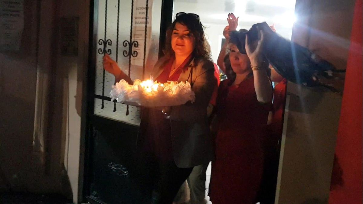 Silah tutacak parmaklara kına