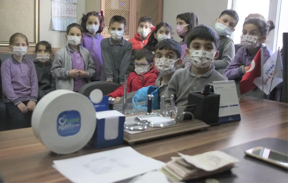 Sivaslı minik yürekler, ihtiyaç sahipleri için yardım topladı