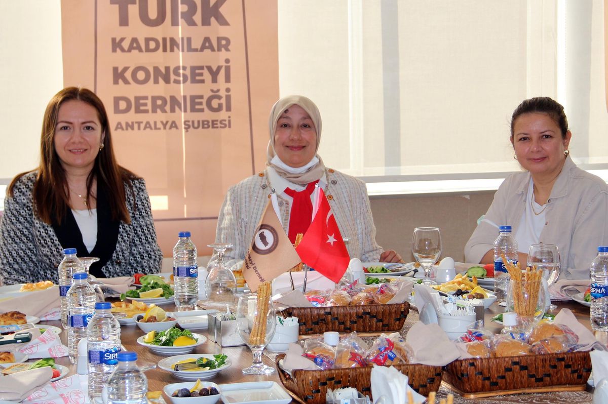 Antalya'da 'Güçlü Kadın, Aile ve Toplum' söyleşisi gerçekleştirildi