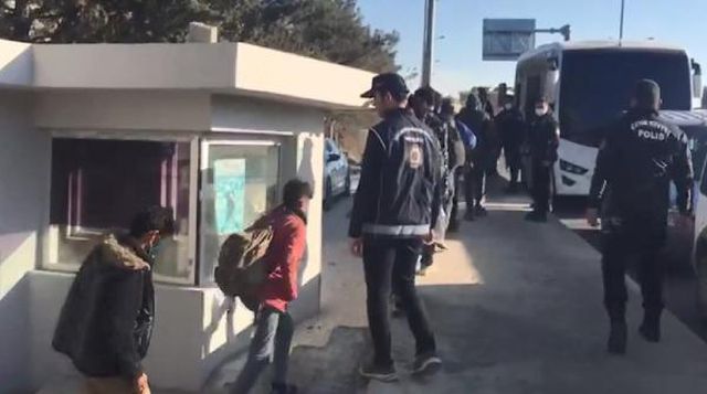 İki kamyonette yapılan aramada boş sebze kasalarının altından 64 kaçak göçmen çıktı