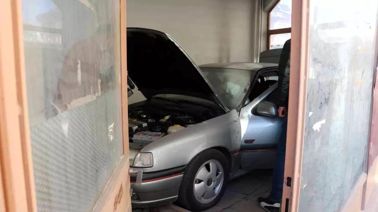 95 model ama neredeyse sıfır gibi! Yıllardır garajdan çıkarılmayan aracın fiyatı sır gibi saklanıyor