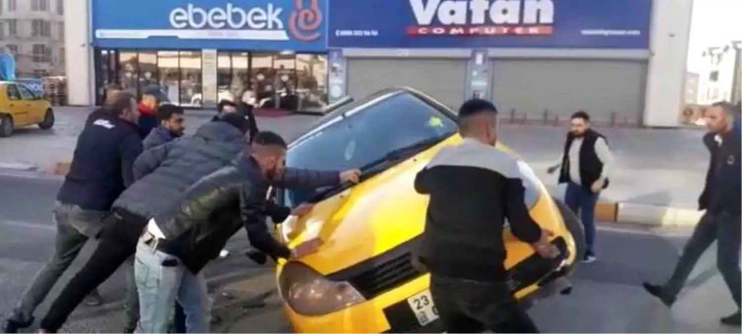 Elazığ'da yan yatan otomobili vatandaşlar düzeltti