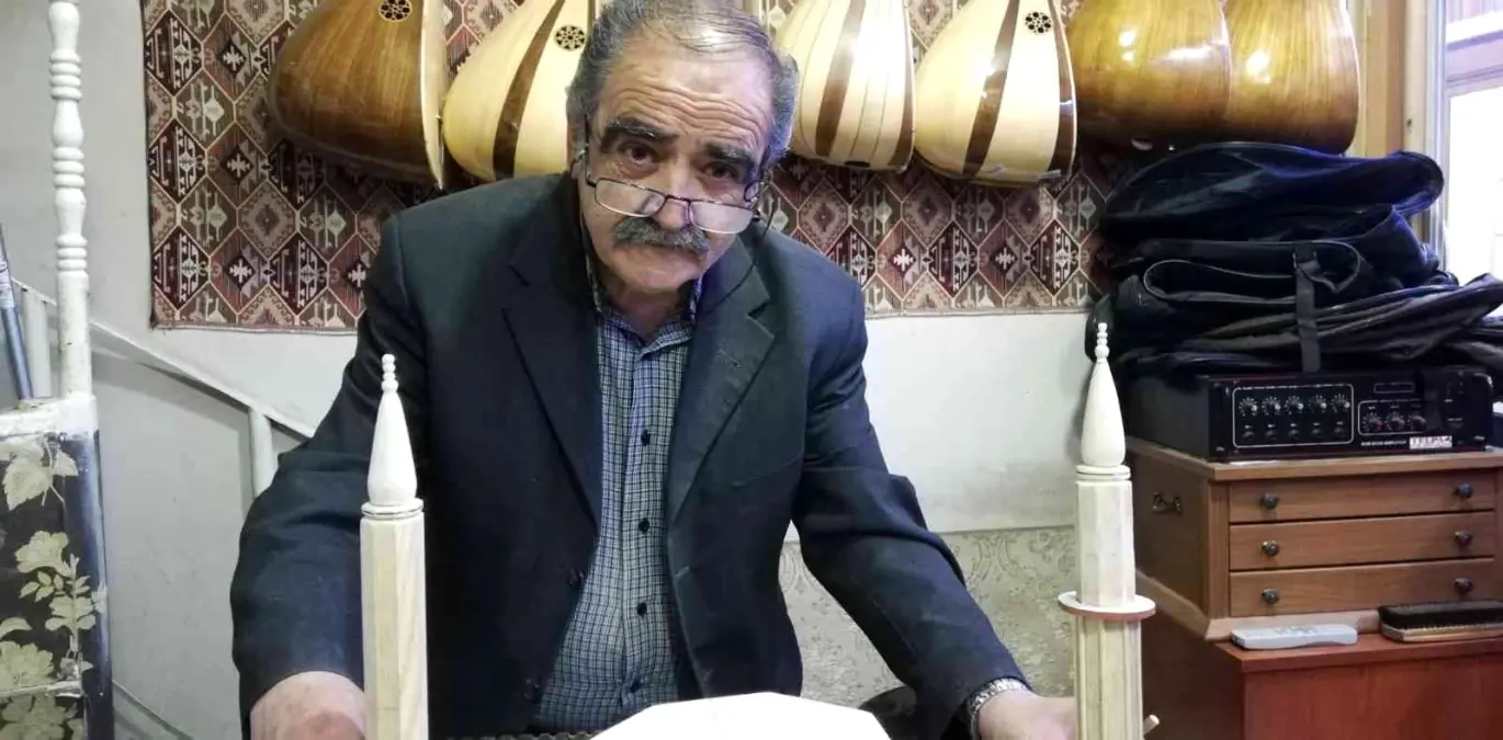 Hayatını ahşap oymacılığına adadı