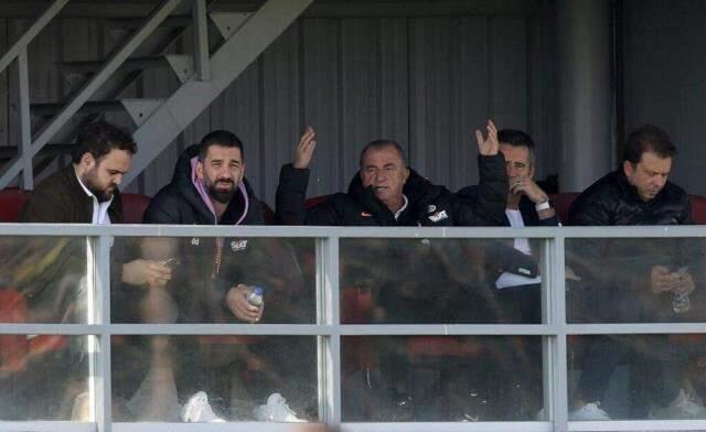 İsmail Çipe, Fatih Terim'i çılgına çevirdi! Hemen oyundan çıkarıp tesis binasına yolladı İsmail Çipe, Fatih Terim'i çılgına çevirdi! Hemen oyundan çıkarıp tesis binasına yolladı