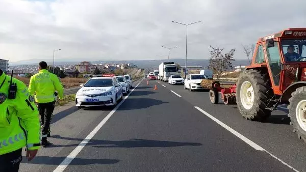 Otomobiliyle polise çarpıp kaçan sürücü yakalandı