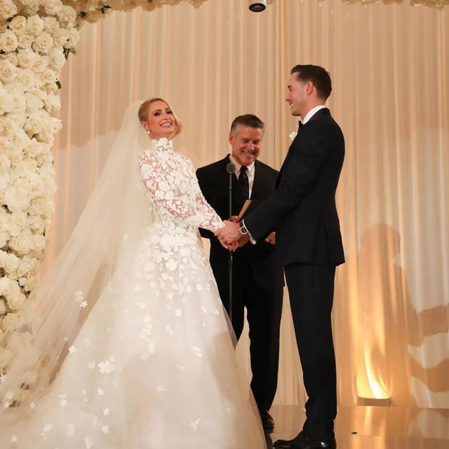 Paris Hilton ile Carter Reum evlendi! Peş peşe giydiği gelinliklerle göz kamaştırdı
