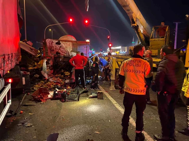 Adana'da 5 aracın karıştığı zincirleme kazada ortalık savaş alanına döndü: 1 ölü, 4 yaralı
