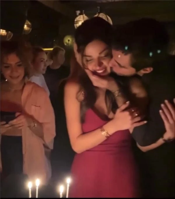 Berk Atan, sevgilisi Selin Yağcıoğlu'nu doğum gününde öpücüklere boğdu