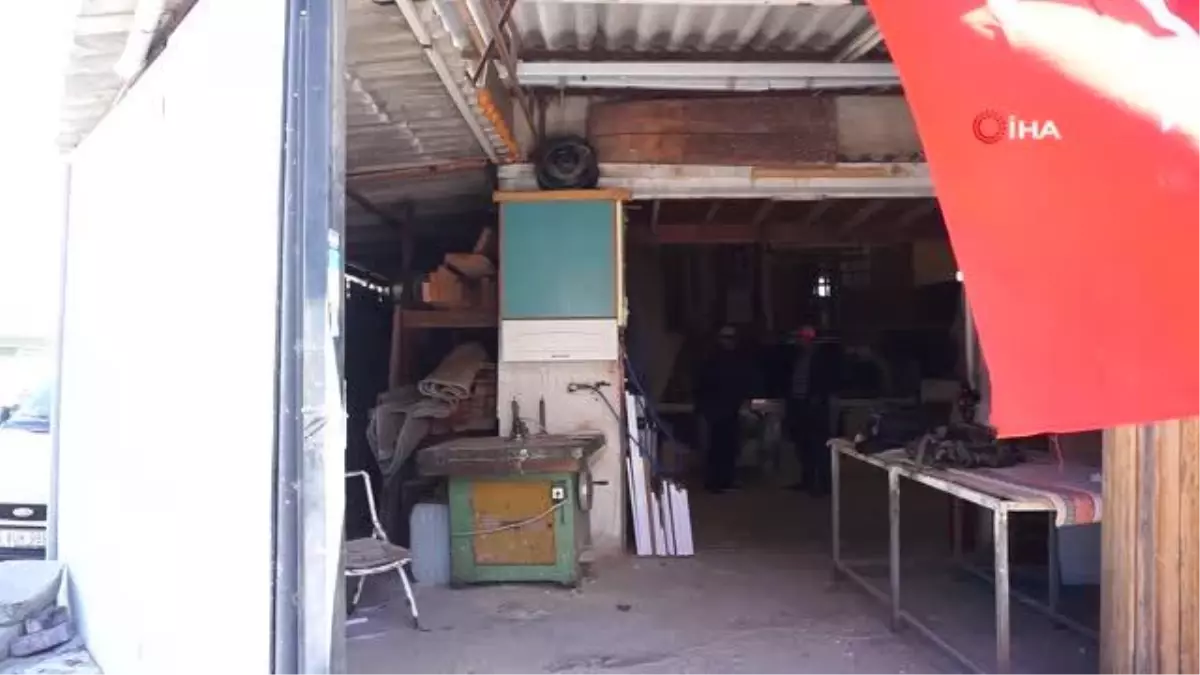 Çırak olarak başladığı marangozluk mesleğini 52 yıldır devam ettiriyor