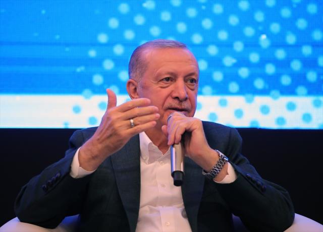 Cumhurbaşkanı Erdoğan'dan gençlerle söyleşiye damga vuran kelamlar: En kıdemli önder benim
