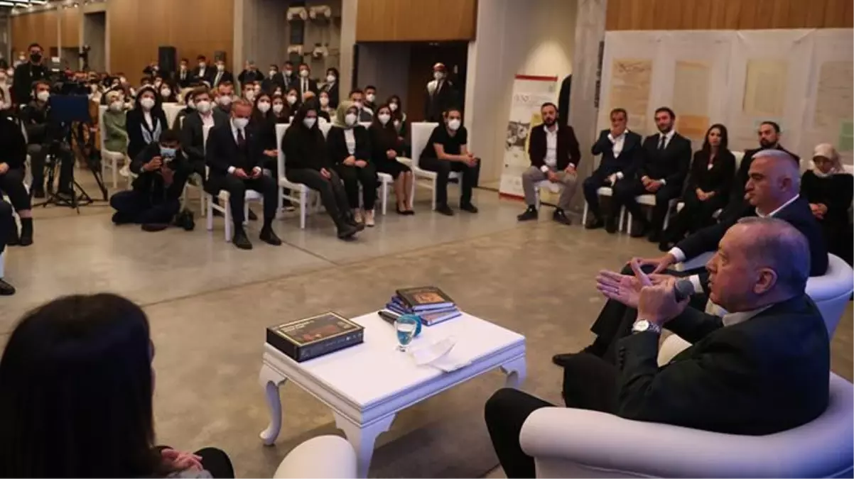 Cumhurbaşkanı Erdoğan'dan gençlerle söyleşiye damga vuran sözler: En kıdemli lider benim