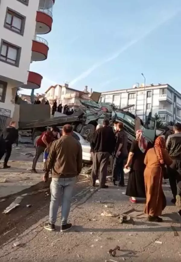 Freni boşalan kamyon, park halindeki 5 araca çarptı