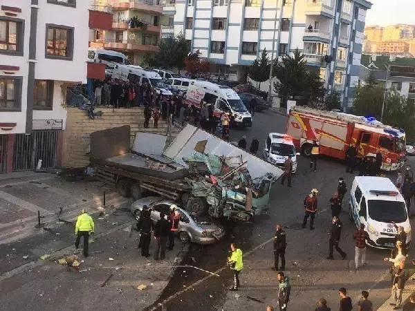 Freni boşalan kamyon, park halindeki 5 araca çarptı