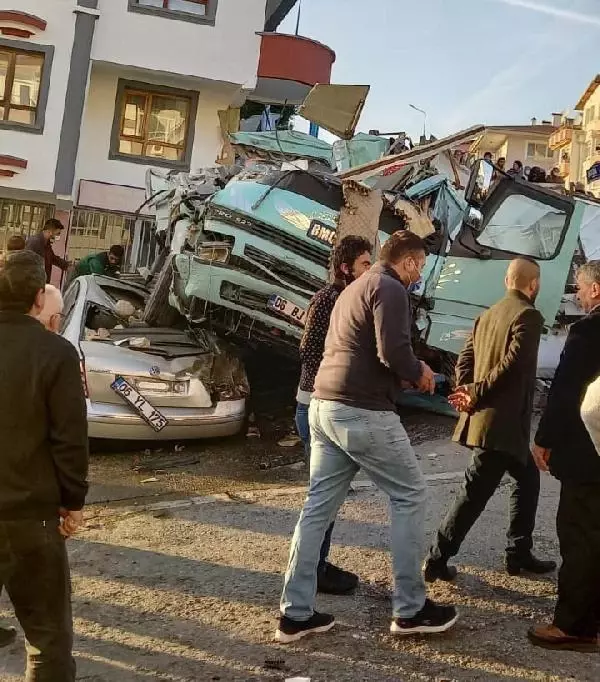 Freni boşalan kamyon, park halindeki 5 araca çarptı
