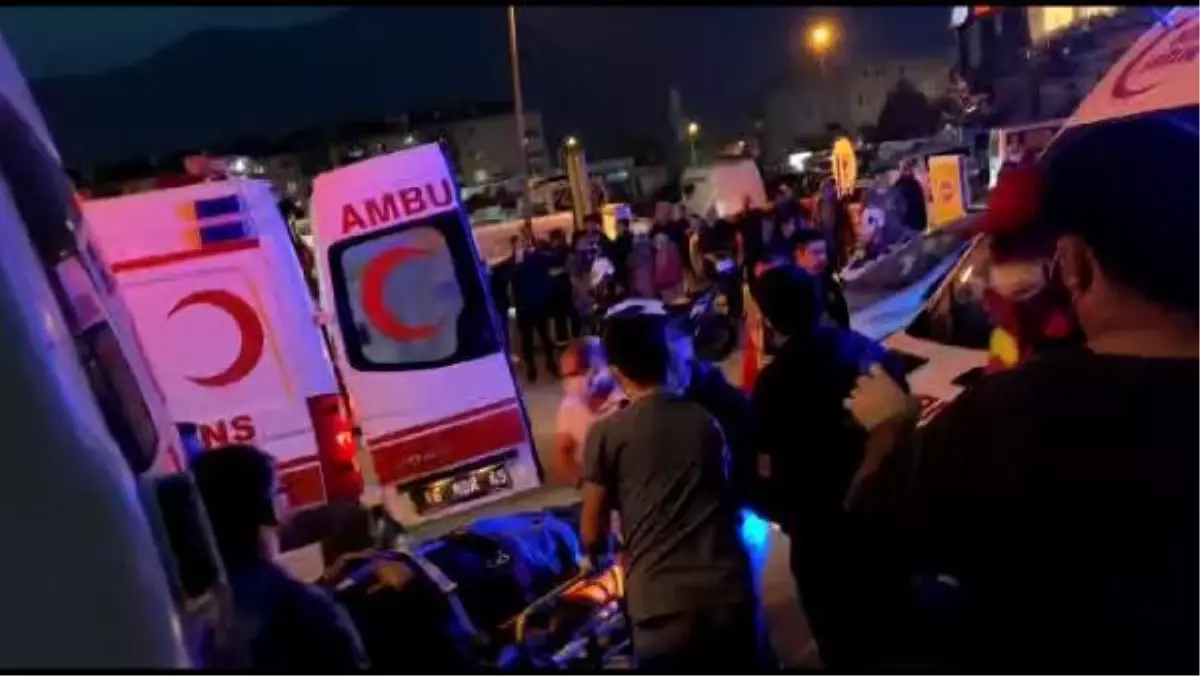 Tarım işçilerini taşıyan minibüs kaza yaptı: 13 yaralı