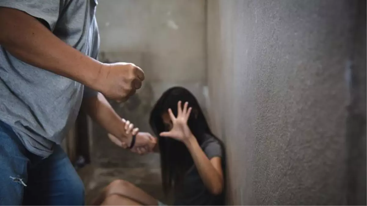 İstanbul Üsküdar'da el ele gezen gençlere taciz ve saldırı: Burada camiler var, siz Müslüman değil misiniz?