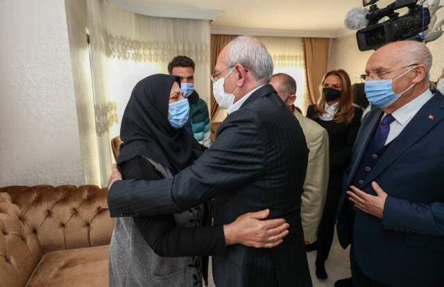 Başak Cengiz'in annesi Kılıçdaroğlu'na sarılıp hüngür hüngür ağladı