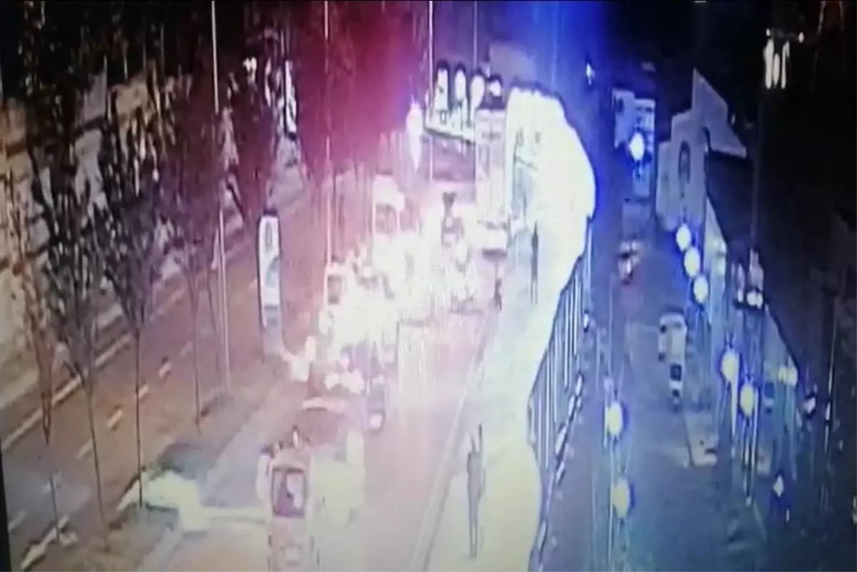 Son dakika haberi... Başakşehir'de midibüs içinde silahlı gasp kamerada