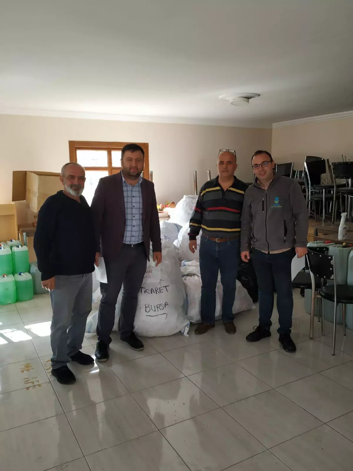 Bursa Ticaret Borsasından öğrencilere mont yardımı
