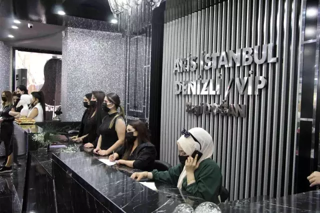Demet Akalın, güzelliğinin sırlarını Denizlili kadınlarla paylaştı