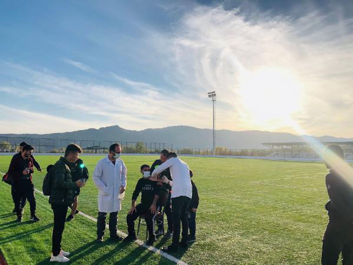 Diyarbakır'da futbolculara sahada aşı