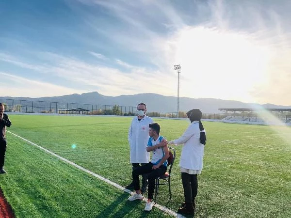 Diyarbakır'da futbolculara sahada aşı