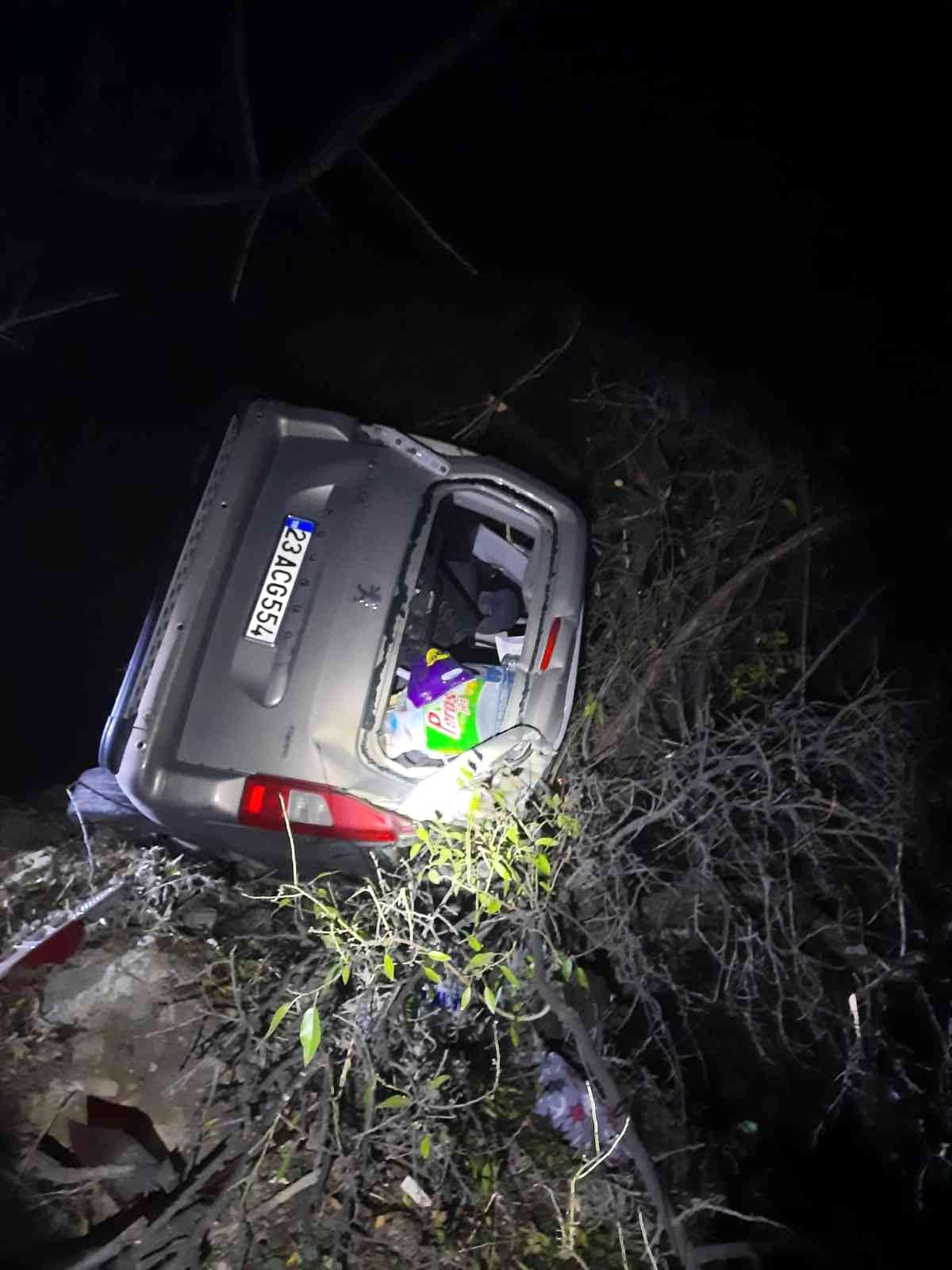 Elazığ'da hafif ticari araç şarampole uçtu: 6 yaralı