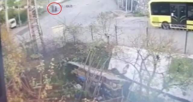 Freni boşalan minibüs rampa aşağı inerken 2 kadına çarptı: 1 ölü, 2 yaralı Freni boşalan minibüs rampa aşağı inerken 2 kadına çarptı: 1 ölü, 2 yaralı