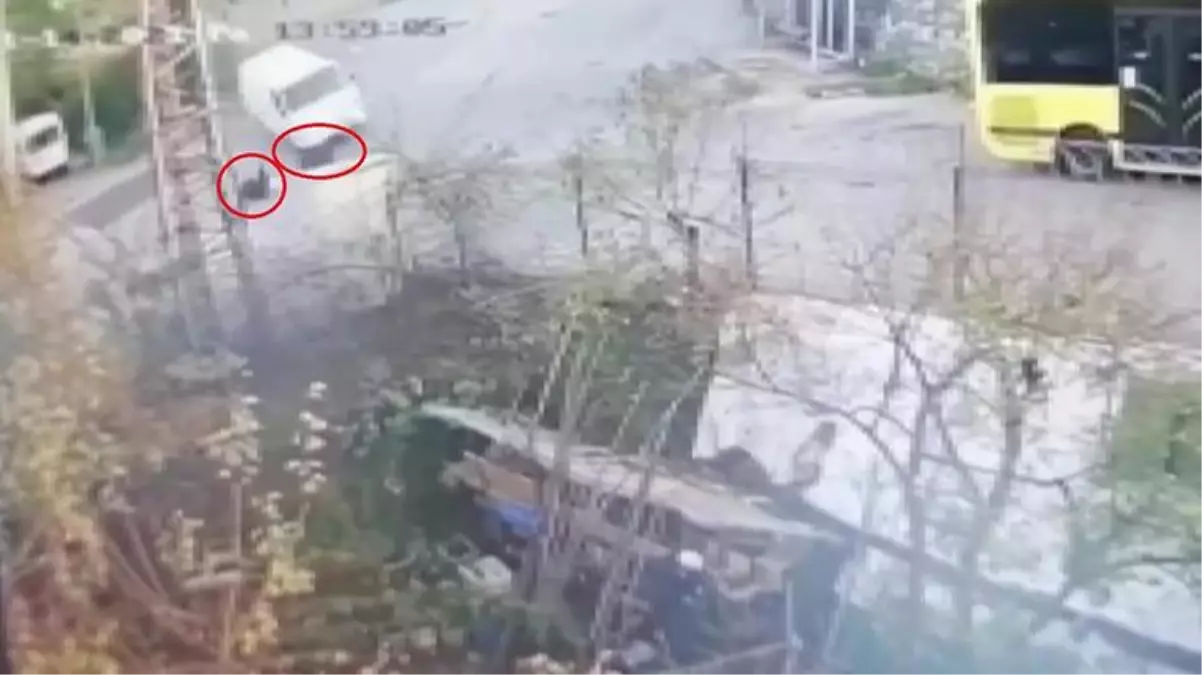 Freni boşalan minibüs rampa aşağı inerken 2 kadına çarptı: 1 ölü, 2 yaralı