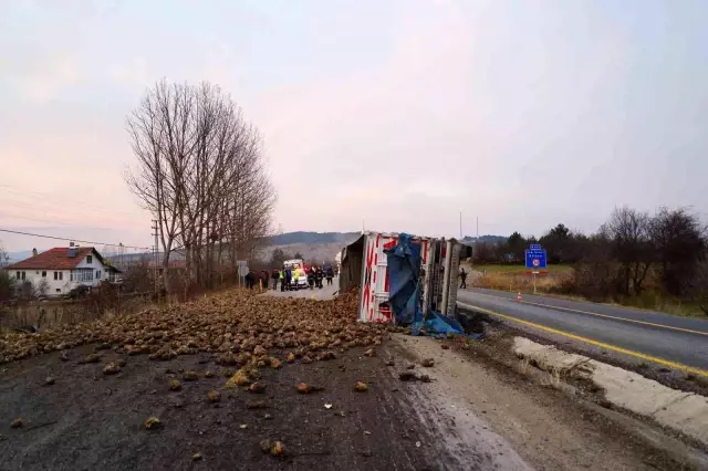 Kamyon devrildi, şeker pancarları yola saçıldı: 1 yaralı