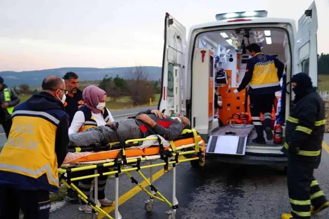 Kamyon devrildi, şeker pancarları yola saçıldı: 1 yaralı