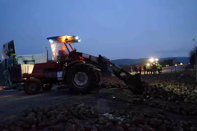 Kamyon devrildi, şeker pancarları yola saçıldı: 1 yaralı