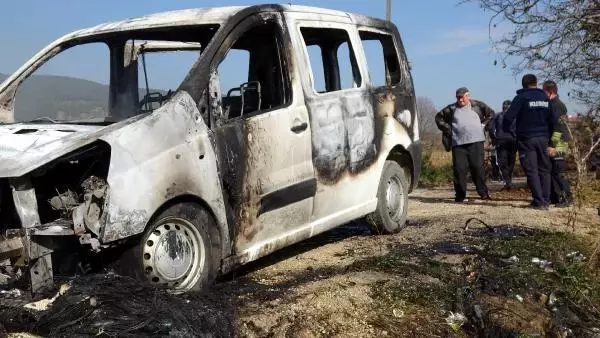 Korun üzerine park edip, alkol aldığı aracı yandı