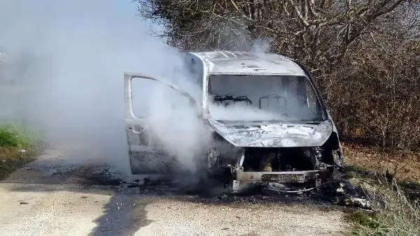 Korun üzerine park edip, alkol aldığı aracı yandı