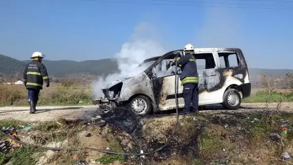 Korun üzerine park edip, alkol aldığı aracı yandı