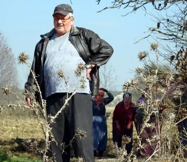 Korun üzerine park edip, alkol aldığı aracı yandı