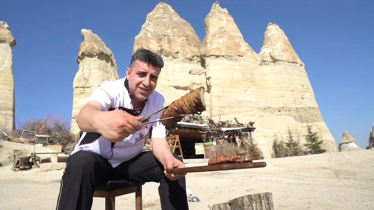 Meşhur Kokoreççi Tekin Usta, Peri Bacalarında Kokoreç Pişirdi