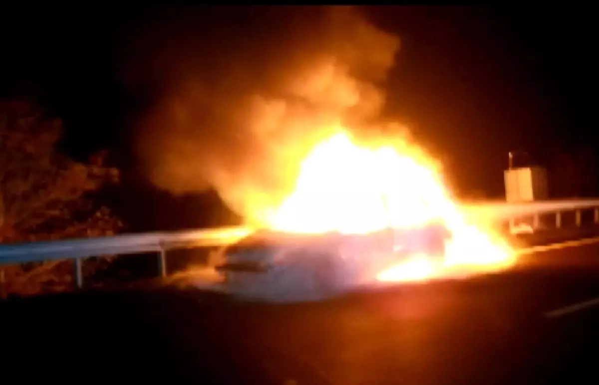 Seyir halindeki araç alev topuna döndü