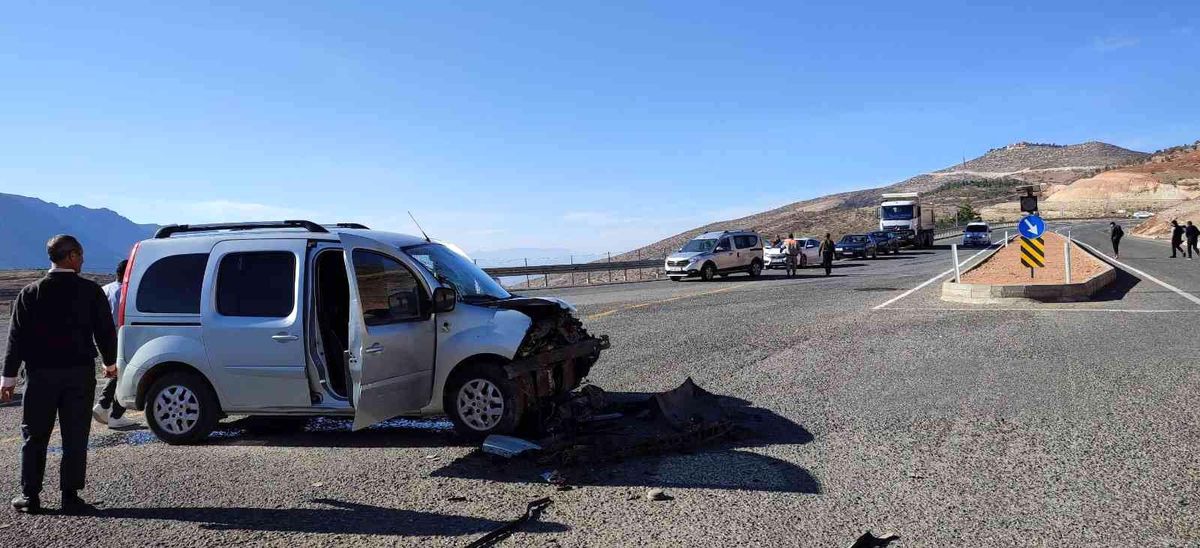 Siirt iki araç kafa kafaya çarpıştı: 2 yaralı